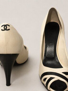 Vintage CHANEL Cream Black Colorblock Peep Toe Stiletto Pumps CC Logo IT 39